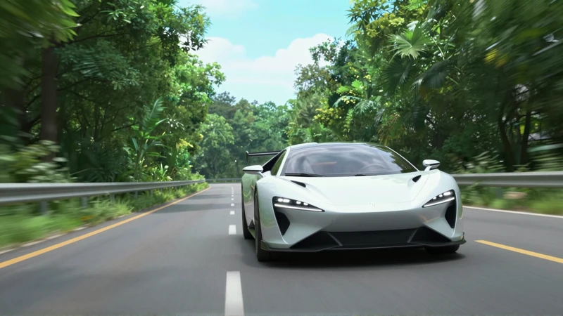 Futurista coche en paisaje verde y claro